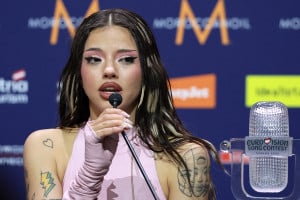 Η νικήτρια της Eurovision, Dara αποχαιρετά τον Γιώργο Μαζωνάκη