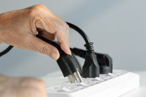 Μην συνδέετε ποτέ πολύπριζο σε αυτό το δωμάτιο του σπιτιού - Όλοι οι ηλεκτρολόγοι προειδοποιούν