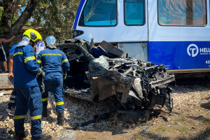Πάτρα: Σύγκρουση αυτοκινήτου με τον Προαστιακό - Εγκλωβίστηκε ο οδηγός