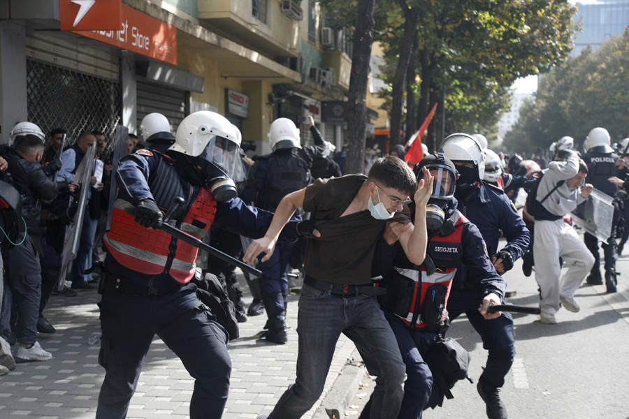 «Πεδίο μάχης» τα Τίρανα: Διαδηλωτές προσπάθησαν να μπουν στο γραφείο Ράμα