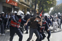 «Πεδίο μάχης» τα Τίρανα: Διαδηλωτές προσπάθησαν να μπουν στο γραφείο Ράμα