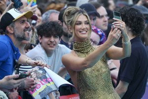Eurovision 2026: Ποιά είναι η Delta Goodrem που απειλεί τον Akylas
