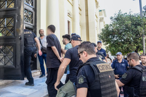 Πάτρα: Παράταση αγωνίας για την αποφυλάκιση των δύο νέων που κατηγορούνται για την φωτιά στο Γηροκομειό