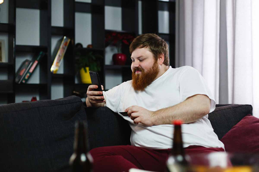 Καθιστική ζωή: Πόσες ώρες «επιτρέπεται» να καθόμαστε καθημερινά για να μην κινδυνεύσει η καρδιά μας
