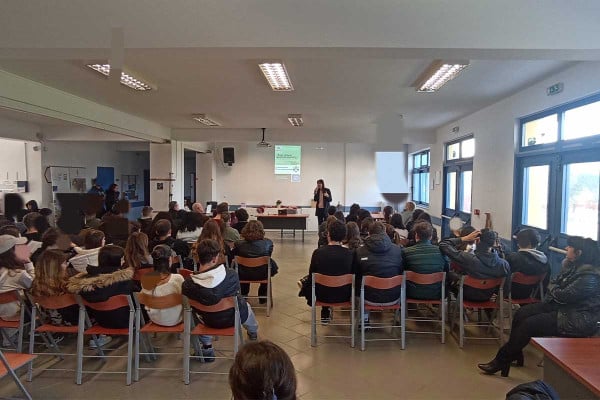 Επίσκεψη της Ευρωβουλευτή κ. Έλενας Κουντουρά στο 2ο Γενικό Λύκειο Αμαλιάδας «Αθανάσιος Παπαγεωργίου»