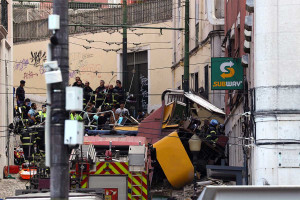 Τραγωδία με 15 νεκρούς στην Πορτογαλία: «Το τελεφερίκ χτύπησε σε κτίριο και διαλύθηκε σαν να ήταν από χαρτόνι»