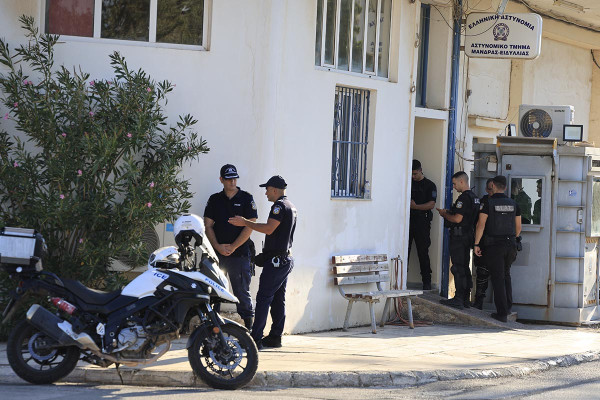 ΑΤ Μάνδρας: Σοβαρά τραυματίας ο άνδρας που πυροβολήθηκε από αστυνομικό μετά από επίθεση με μαχαίρι