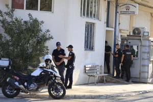 ΑΤ Μάνδρας: Σοβαρά τραυματίας ο άνδρας που πυροβολήθηκε από αστυνομικό μετά από επίθεση με μαχαίρι