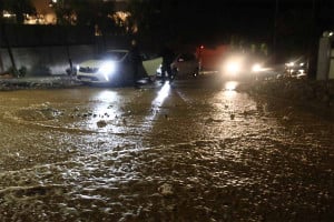Ο Λέκκας εξηγεί γιατί χτυπήθηκε η Άνω Γλυφάδα από την κακοκαιρία: Το νότιο τμήμα του Υμηττού, η στερεοπαροχή και η κληρονομημένη τρωτότητα