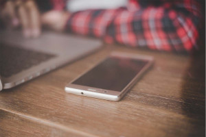 Digital burnout: Πώς η Gen Z μαθαίνει να κάνει disconnect χωρίς να νιώθει τύψεις