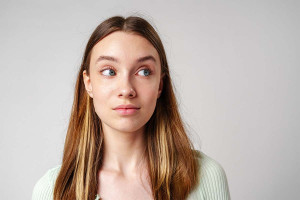 Η Γενιά Ζ σε κρίνει σιωπηλά – Το «Gen Z stare» είναι η νέα μορφή κοινωνικής… απόρριψης