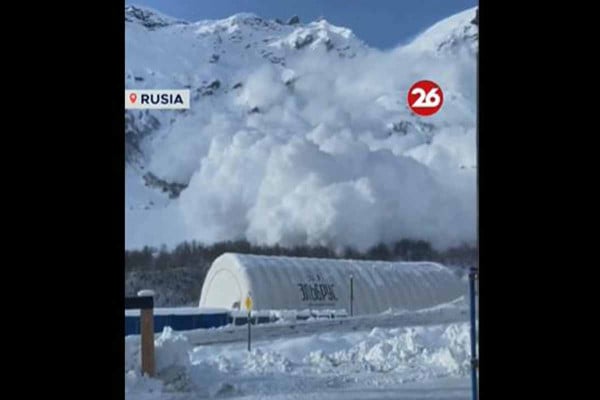 Τεράστια χιονοστιβάδα σε χιονοδρομικό κέντρο στη Ρωσία «καταπίνει» τα πάντα στο πέρασμά της (video)