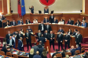 Χάος στη Βουλή της Αλβανίας για την υπουργό ρομπότ - Πέταξαν το Σύνταγμα στον Έντι Ράμα (video)