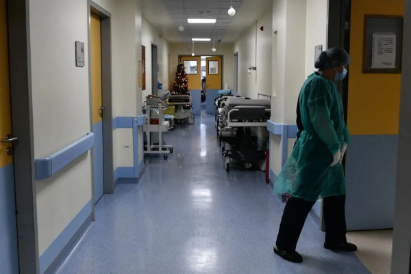 Οι αθρόες μετακινήσεις γιατρών με ένα «εντέλλεστε» και τα εξαντλητικά ωράρια γονατίζουν τους γιατρούς του ΕΣΥ