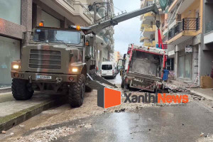 Ξάνθη: Άνοιξε τρύπα στο δρόμο και βούλιαξε απορριμματοφόρο - Δείτε βίντεο με την ανάσυρση