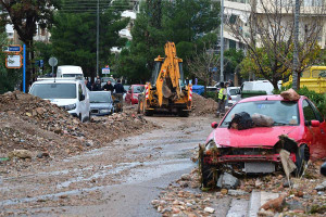 Μετρά πληγές η Γλυφάδα: Ζουν με τον φόβο της βροχής - «Είμαι εδώ 65 χρόνια, δεν έχω ξαναδεί κάτι τέτοιο»