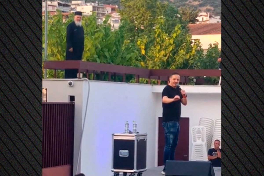 Επικό σκηνικό στην παράσταση του Τσουβέλα στη Στυλίδα - Εμφανίστηκε πίσω του παπάς και του τραγούδι το σάουντρακ του «Ιησού από τη Ναζαρέτ»