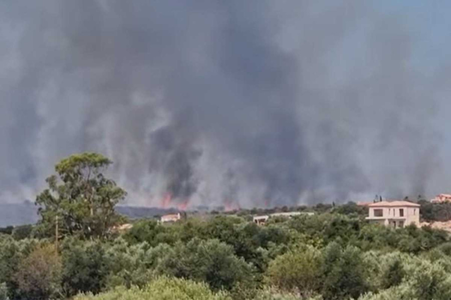 Μεγάλη φωτιά στην Κεφαλονιά, ενισχύθηκαν οι δυνάμεις με 10 εναέρια - Εκκενώνονται τρία χωριά κοντά στο Αργοστόλι, ήχησε το 112 (upd)