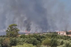 Μεγάλη φωτιά στην Κεφαλονιά, ενισχύθηκαν οι δυνάμεις με 10 εναέρια - Εκκενώνονται τρία χωριά κοντά στο Αργοστόλι, ήχησε το 112 (upd)