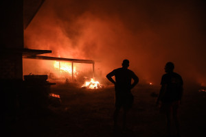 Αχαΐα: "112" στη Βούντενη - Βελτιωμένη η εικόνα της φωτιάς στην Δυτ. Αχαΐα