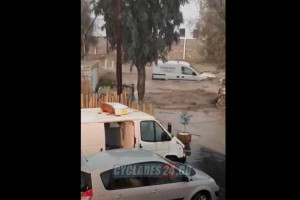 Η κακοκαιρία σαρώνει τις Κυκλάδες: Απαγόρευση κυκλοφορίας σε Πάρο, Μύκονο - Σε ετοιμότητα ο στρατός (upd)