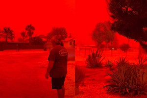 Εικόνες αποκάλυψης στην Αυστραλία: Ο ουρανός «βάφτηκε» κόκκινος λόγω του κυκλώνα Narelle (video)