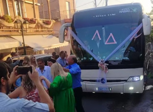 Ηλεία: Ο γάμος της χρονιάς στο Μουζάκι - Με πομπή λεωφορείων έφτασε ο γαμπρός