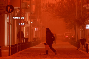 Απόκοσμες εικόνες στην Κρήτη: Αφρικανική σκόνη «σκέπασε» το νησί