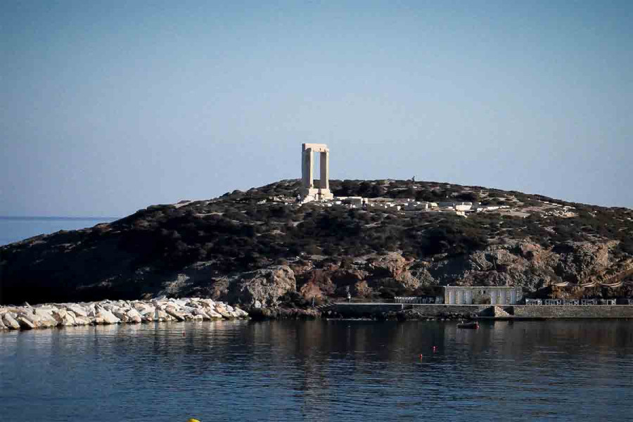 Νάξος: Με συρματόπλεγμα «προστατεύουν» την Πορτάρα μετά τον σάλο με τον τουρίστα που φωτογραφήθηκε να σηκώνει αρχαία πέτρα