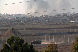 Ο ισραηλινός στρατός συνεχίζει να βομβαρδίζει τη Γάζα - Χιλιάδες εγκλωβισμένοι στο παραθαλάσσιο μέτωπο