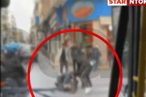 Βίντεο-σοκ από την Κυψέλη: Άγριο ξύλο μεταξύ μαθητών μέσα στη μέση του δρόμου