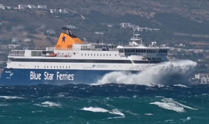 Η μάχη του Blue Star Naxos με τα κύματα εν μέσω απαγορευτικού - Μοναδικό βίντεο