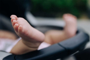 Θεσσαλονίκη: Αγνοούνται οι γονείς που άφησαν το βρέφος στο μπαλκόνι να κλαίει