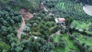 Σε διαρκή κατολίσθηση οι Πεύκες (Βύλιζα): Αγώνας δρόμου για να μην αποκλειστεί το χωριό