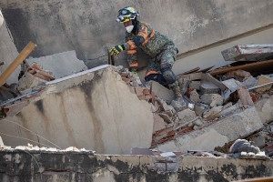 Βενεζουέλα: 10.000 νεκρικούς σάκους παραδίδει ο ΟΗΕ - Άνιση μάχη με το χρόνο για τους επιζώντες