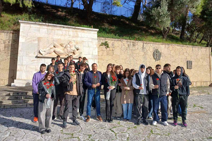 Τιμητικές εκδηλώσεις για την 52η επέτειο έγιναν στην πόλη των Κρεστένων