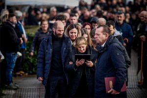 «Η φωτιά δεν μπόρεσε να κάψει αυτό που ήσουν»: Θρήνος στις κηδείες τριών θυμάτων της τραγωδίας στην Βιολάντα