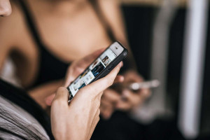 Γιατί περνάμε τόσες ώρες με τα smartphones «αγκαλιά»;