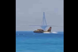Εντυπωσιακό βίντεο: Canadair που επιχειρεί στην Αχαΐα κάνει ανεφοδιασμό δίπλα από τη γέφυρα Ρίου-Αντιρρίου