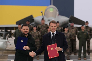 Μακρόν και Ζελένσκι υπέγραψαν για την προμήθεια περίπου 100 Rafale στην Ουκρανία