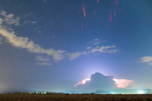 Εντυπωσιακό φυσικό φαινόμενο στην Κύπρο: Red Sprites εμφανίστηκαν στον ουρανό (video)