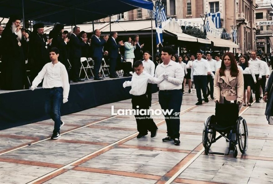 Συγκίνηση στη Λαμία: Μαθητής σηκώθηκε από το αμαξίδιο και έκανε παρέλαση
