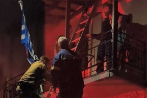 Δραματική διάσωση μητέρας και γιου μετά από φωτιά σε σπίτι στη Χίο (video)
