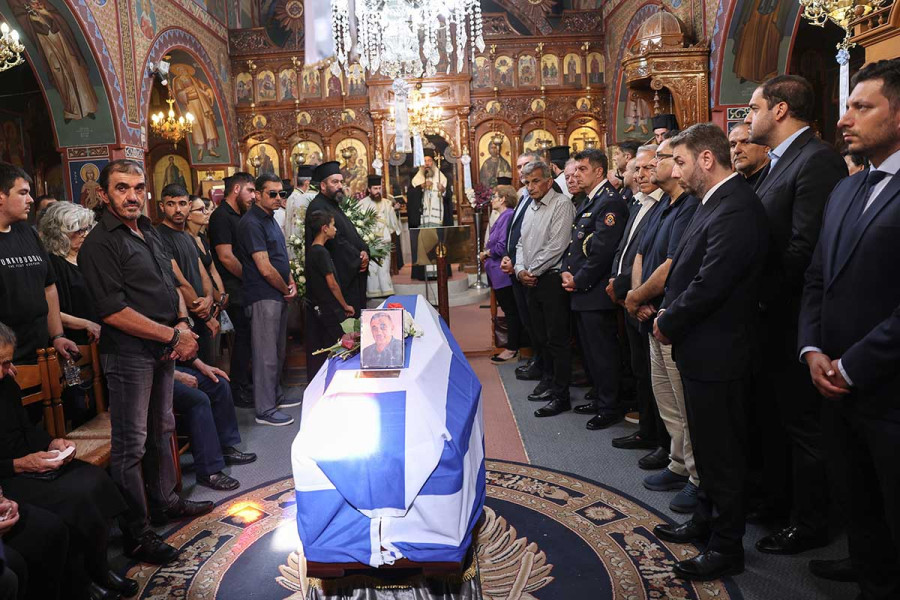 Φωτιά στο Ρέθυμνο: Θρήνος στο τελευταίο «αντίο» στον πυροσβέστη Μανώλη Στρατιδάκη