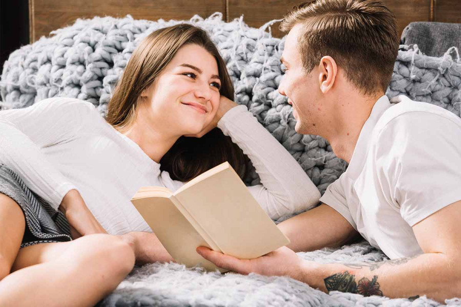 Bookfishing: Η νέα μόδα στα dating apps μετατρέπει τα βιβλία σε δόλωμα για ραντεβού