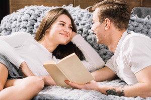 Bookfishing: Η νέα μόδα στα dating apps μετατρέπει τα βιβλία σε δόλωμα για ραντεβού