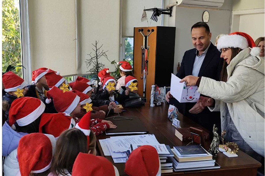 Έψαλαν τα κάλαντα στον Δήμαρχο Ζαχάρως