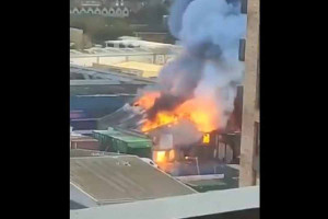 Μεγάλη φωτιά σε αποθήκη στο Λονδίνο – Φόβοι για εκρήξεις λόγω πυροτεχνημάτων