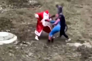 Άγιος Βασίλης, Μίκι Μάους και Spider Man πλακώνονται στο ξύλο: Η επική μάχη που κάνει τον γύρο του διαδικτύου
