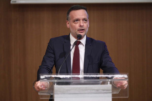Χάρης Δούκας: Αντισυνταγματική η ρύθμιση για τον Άγνωστο Στρατιώτη – «Κόκκινη γραμμή» τα 57 ονόματα